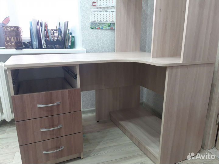 Письменный стол с ящиками и полками
