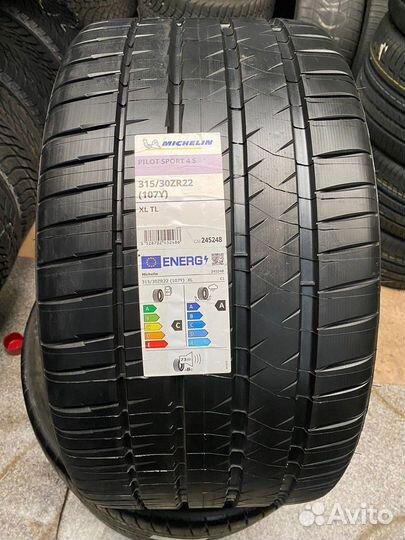 Michelin Pilot Sport 4 S 285/35 R22 и 315/30 R22