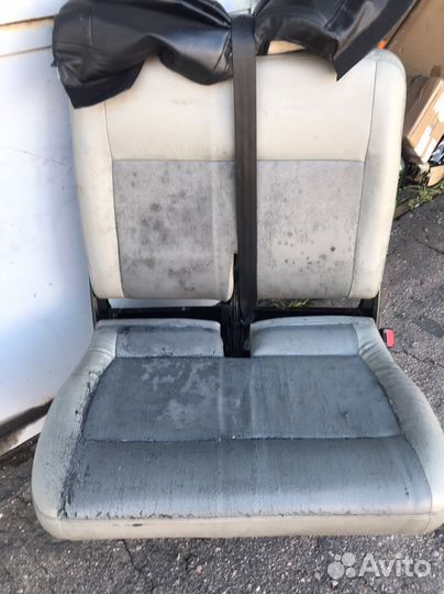 Сиденье полуторка переднее правое VW T5