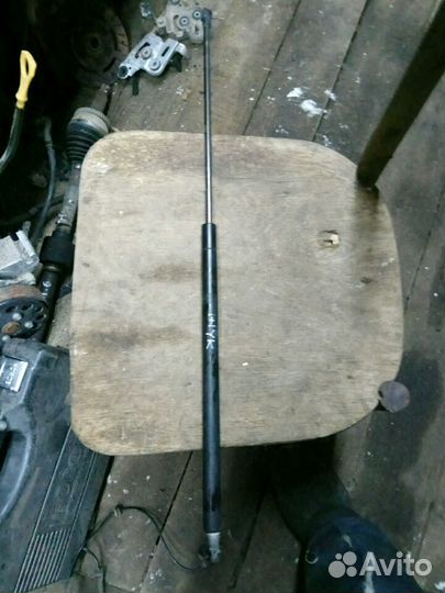 Амортизатор крышки багажника Ниссан Жук
