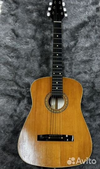 Акустическая гитара