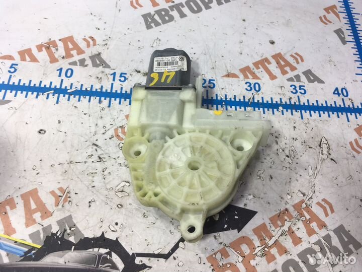 Моторчик стеклоподъемника задний правый Прав