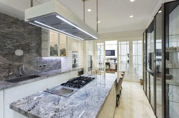 Дом 821,4 м² на участке 25 сот.