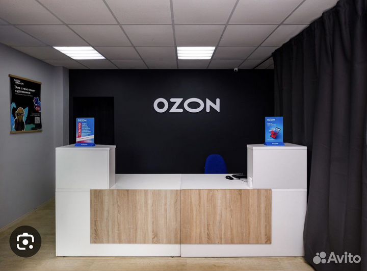 Сотрудник пункта выдачи Ozon