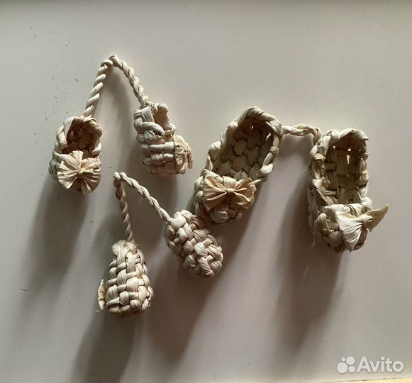 Лапти и веники для оберега. Денежные купюры