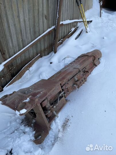 Гидромолот на полноповоротный эксковатор