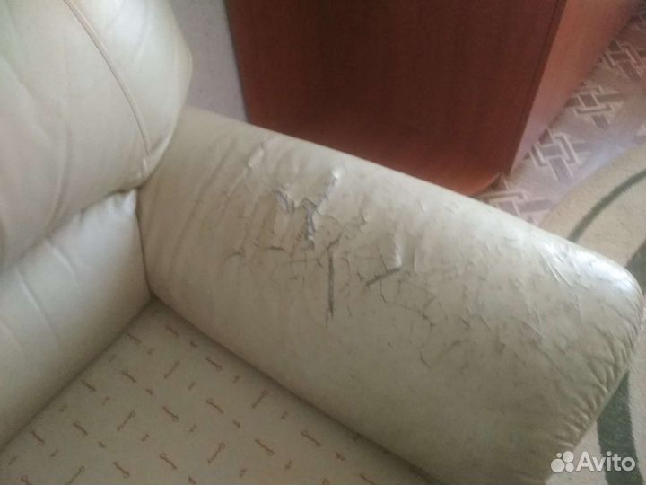 Диван и стол с этажеркой