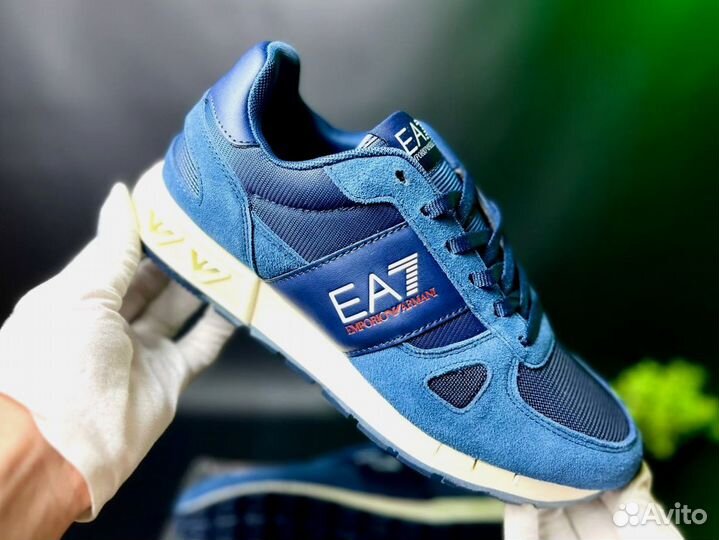 Кроссовки Armani эргономичные