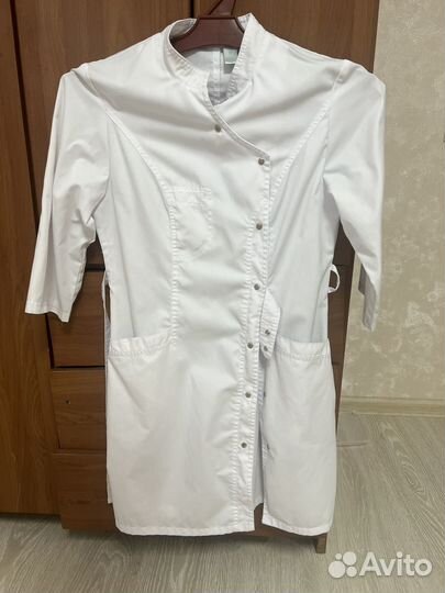 Белый медицинский халат женский