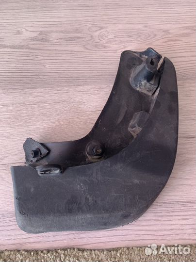 Брызговик правый