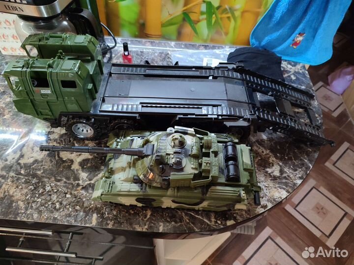 Танк с машиной