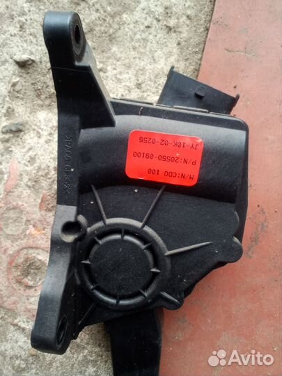 Санг енг кайрон педаль газа