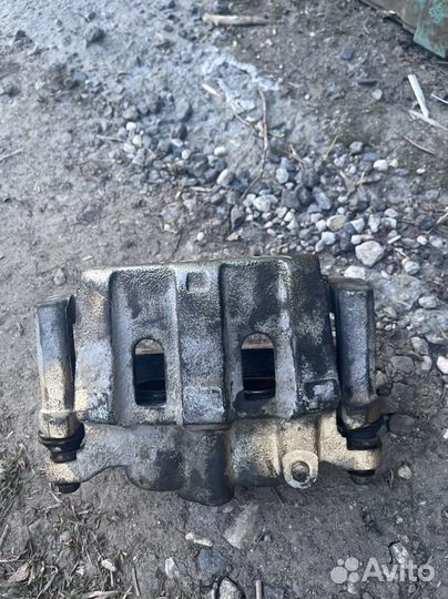 Суппорт передний Toyota Venza