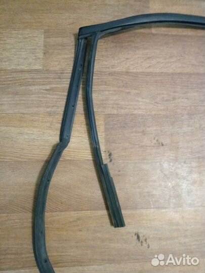 Уплотнитель стекла двери задний правый Volkswagen