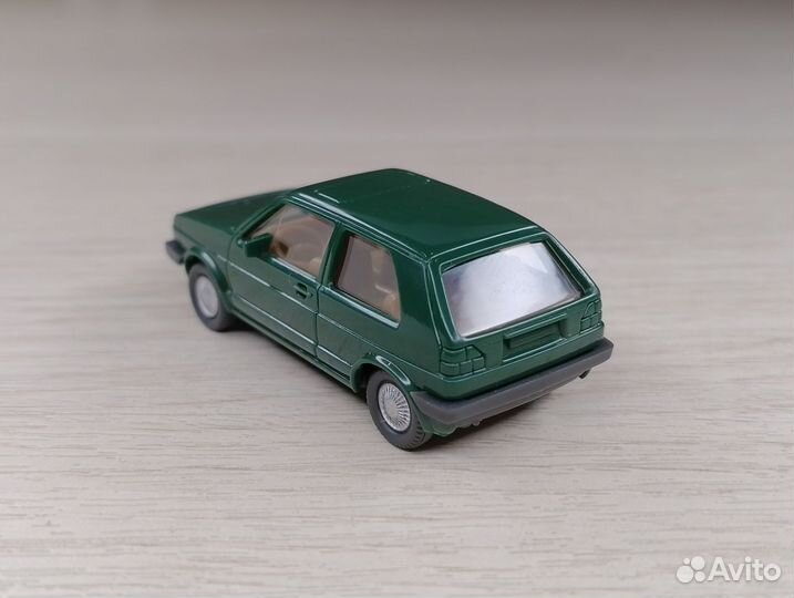 A26.2) Volkswagen Golf I (1974-1993) тёмно-зелёный