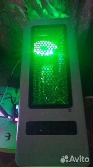 Игровой компьютер с монитором и клавиатурой