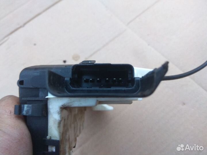 Замок двери передней левой Пежо 408