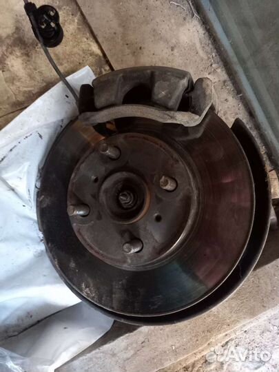 Суппорт,диск,кулак левый передний на Тойоту ист