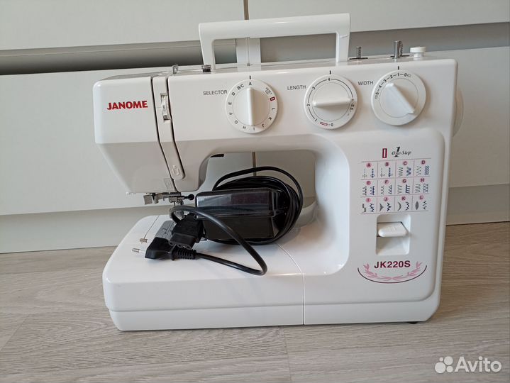 Швейная машина Janome