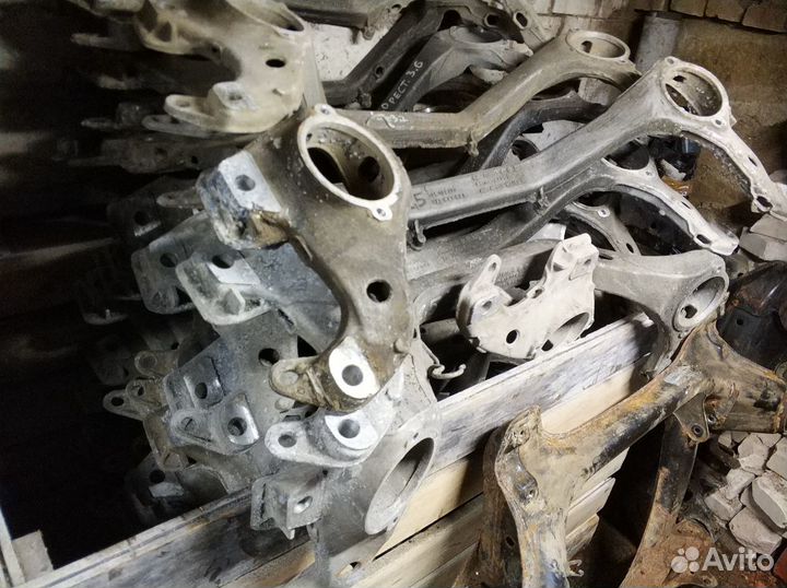 Балка крепления двигателя VW Туарег Ауди Q7 Каен