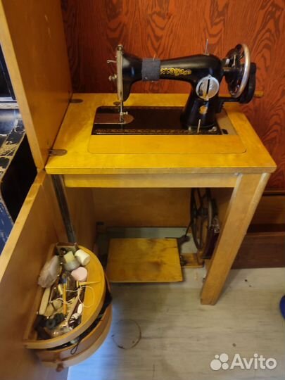 Швейная машинка ножная на тумбе