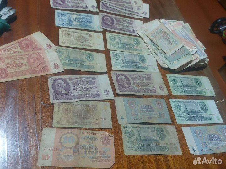 Много банкнот и монет