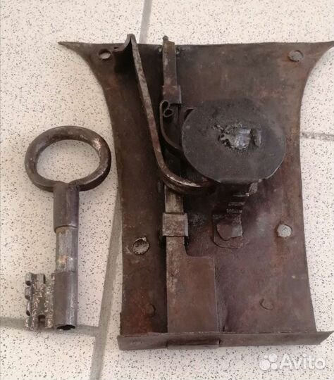 Замок старинный с ключом