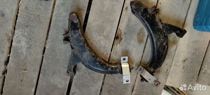 Передние нижние рычаги Субару Форестер sf9