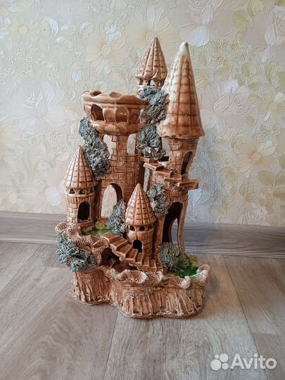 Замок в аквариум