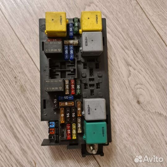 Передний блок предохранителей W164 ML GL