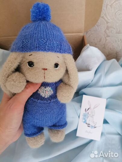 Пушистые вязанные зайки (игрушки ручной работы)