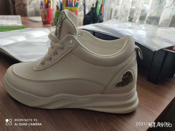 Кроссовки женские