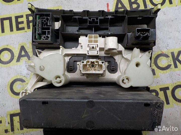 Блок управления печкой Toyota Corolla (E120) 2000