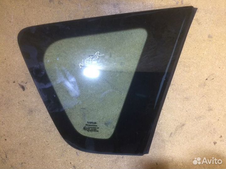 833009U000 Стекло кузова правое Nissan Note E11
