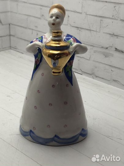 Статуэтка девушка с самоваром