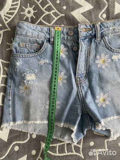 Одежда женская (джинсы, шорты, футболка)