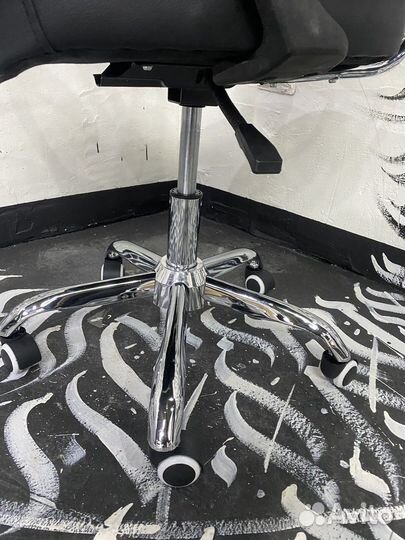 Почти классическое, офисное кресло (новое)