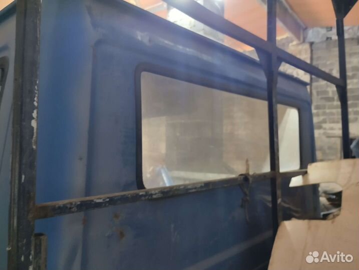 Стекла кабины дверей на Мерседес бенс 208