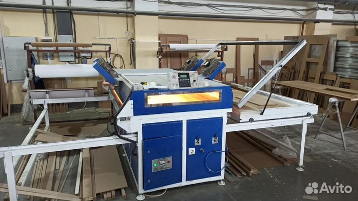 Оператор вакуумного пресса на фабрику дверей