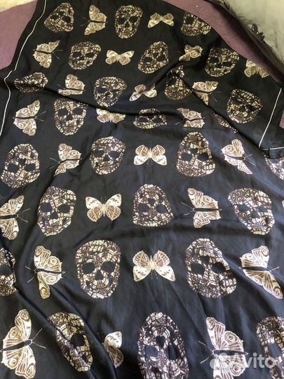 Широкий летний шарф с черепами и бабочками