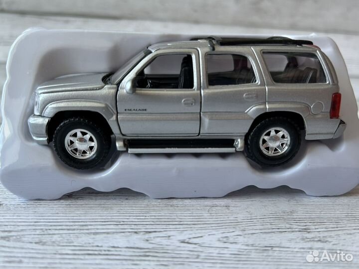 Модель автомобиля cadillac escalade машинка