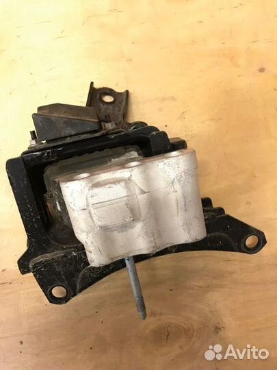 Подушка двигателя Toyota Prius ZVW51 2ZR-FXE 2016