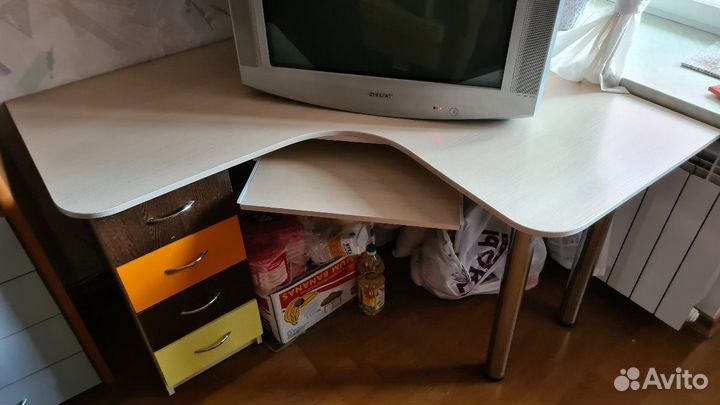 Детский стол с полками и тумбочкой