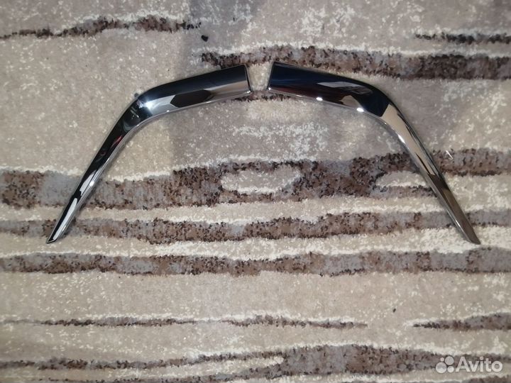 Хром переднего бампера Toyota RAV 4 2018-2023