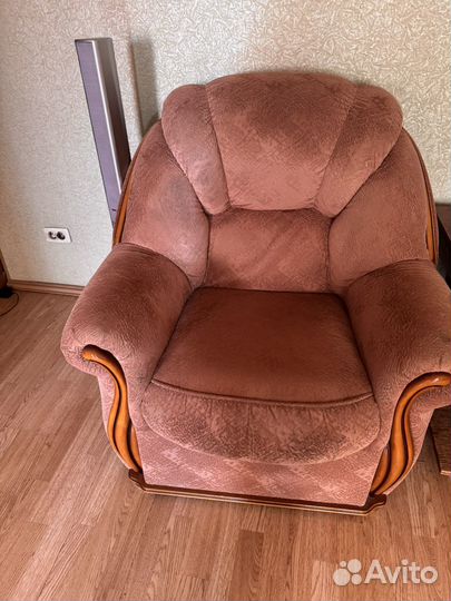 Диван и 2 коесла