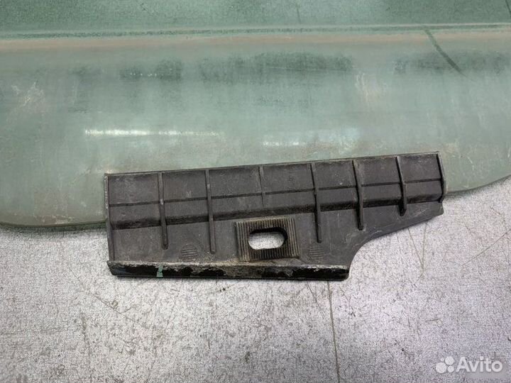 Стекло двери Audi A6C4 седан 2.5TDI AAT 1997