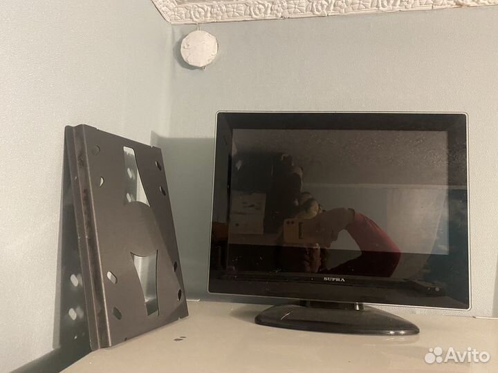 Телевизор supra 22 с DVD, flash б/у +кронштейн