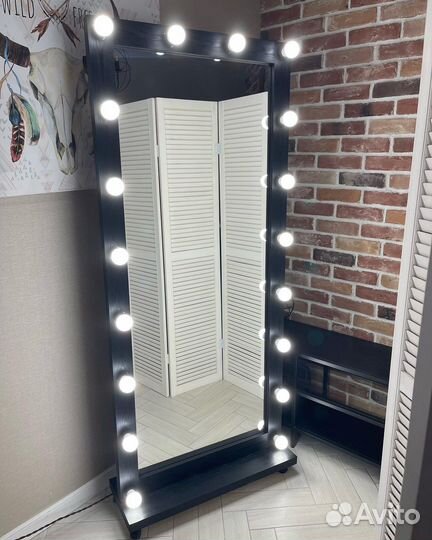 Гримерное зеркало с лампочками