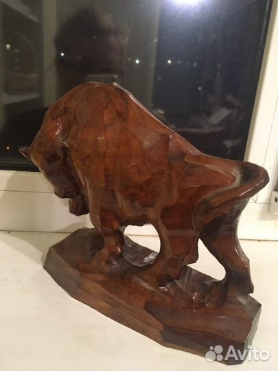 Фигура зубра из дерева