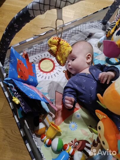 Развивающий коврик с дугами и игрушками